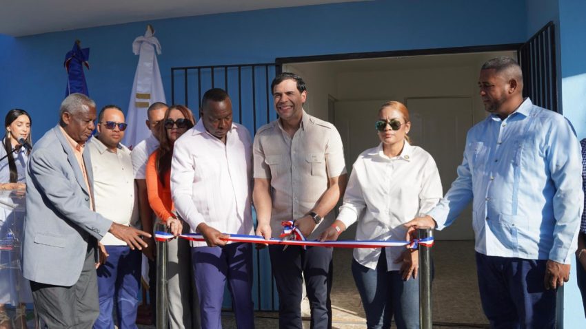 Ministro Roberto Ángel Salcedo entrega la Casa de la Cultura La Caleta