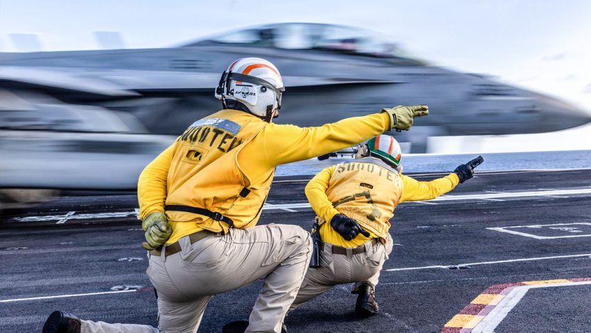 Operaciones de vuelo a bordo del portaviones más grande de EE.UU. enviado al Caribe