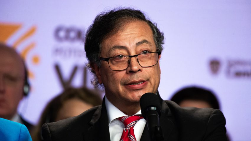 El presidente de Colombia, Gustavo Petro, informó este lunes que su "vida financiera" será difundida públicamente, tras su inclusión en la llamada 'Lista Clinton', a cargo de la Oficina de Control de Activos Extranjeros (OFAC, por sus siglas en inglés) del Departamento del Tesoro de los EE.UU. "Dada la grosería del presidente Trump de integrarme a mí y a mi familia en la lista Clinton, sin que ninguno sea narco o tenga relaciones con narcos, he decidido que toda mi vida financiera, larga pero frugal, se publique", escribió el mandatario en su cuenta de X, a propósito de los señalamientos sin pruebas en su contra. En la lista de personas sancionadas por Washington también aparecen Nicolás Fernando Petro Burgos, el hijo mayor del dignatario; Verónica Alcocer, la primera dama de Colombia; y el ministro del Interior, Armando Benedetti. Petro le pidió a la Unidad de Información y Análisis Financiero (UIAF) que publique sus cuentas "desde que se creó esa entidad", en 1999. Armamento independiente Por otra parte, el jefe de Estado colombiano reiteró que el programa para "independizar el armamento de la Fuerza Pública sigue adelante" y aseveró que que se firmará nuevo documento sobre ese aspecto, autorizado por el Consejo Nacional de Política Económica y Social (Conpes), que es máximo organismo de coordinación de la política económica y social del Gobierno de Colombia.