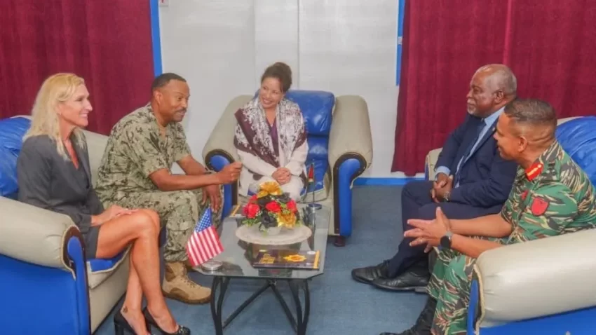 🌍🚨 EL JEFE DEL United States Southern Command VISITA UN PAÍS VECINO DE Venezuela TRAS SOBREVUELO DE BOMBARDE­ROS B-52 EN EL MAR CARIBE