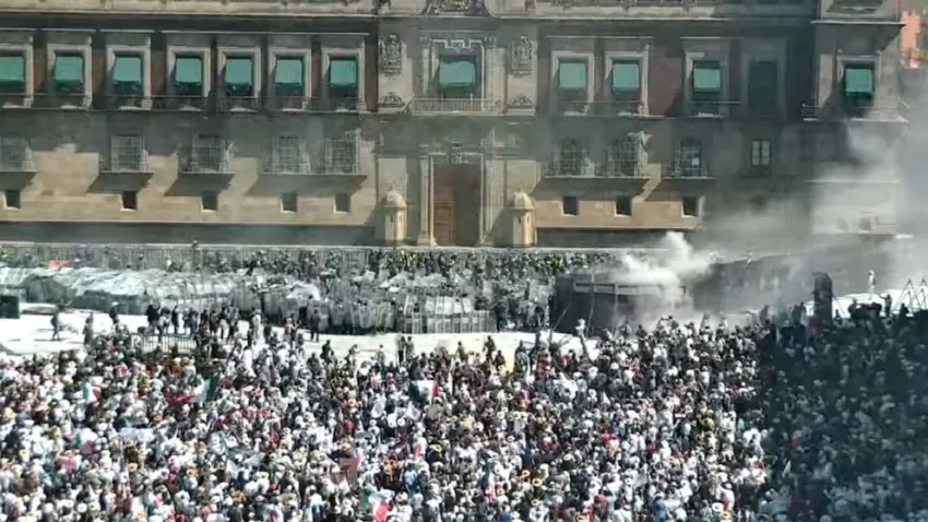 URGENTE: LA GENERACIÓN Z TOMA EL ZÓCALO Y LA VIOLENCIA EXPLOTA — Enfrentamiento masivo con policías en CDMX 🇲🇽