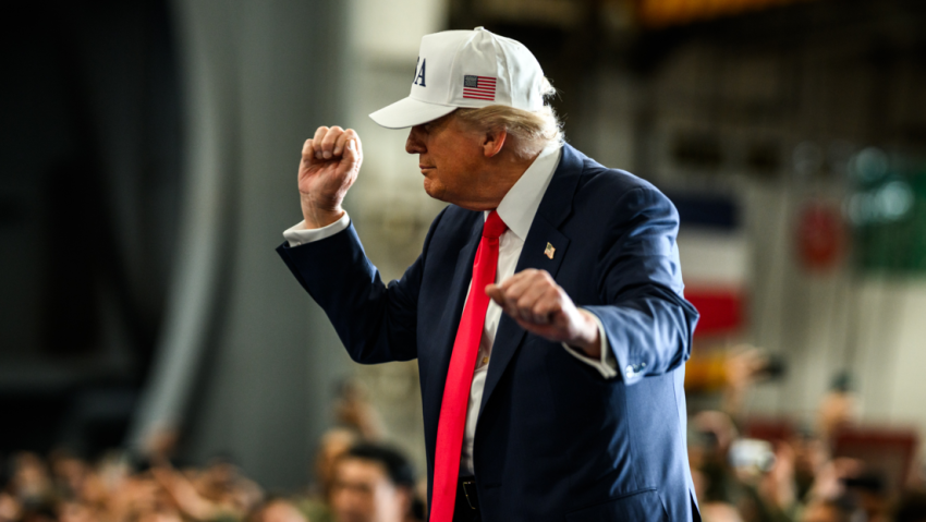 Trump realiza su icónico baile para las tropas de EE.UU. en Japón