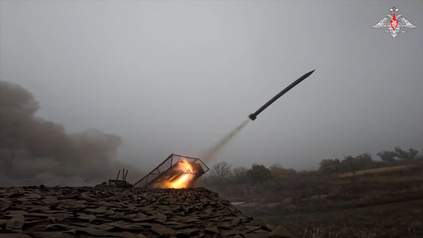 Una salva de misiles rusos despeja el camino para comandos de asalto