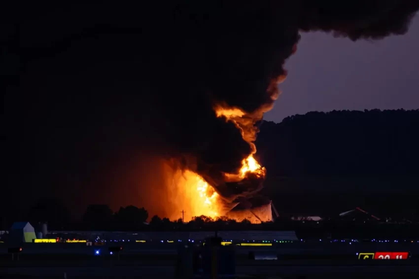 ✈️ ¡IMPACTO CERCA DE LOUISVILLE! Un avión de carga se estrelló cerca del aeropuerto internacional de Louisville, Kentucky