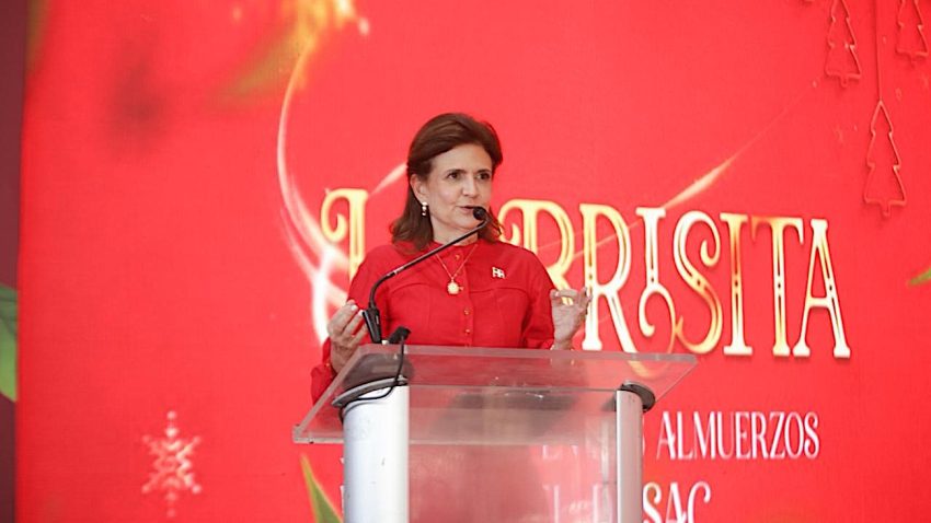 Vicepresidenta Raquel Peña inicia en el Cibao la entrega del Bono Navideño 2025