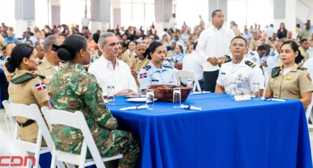 Presidente Abinader anuncia Metro gratis para miembros de las Fuerzas Armadas; comparte almuerzo navideño con militares