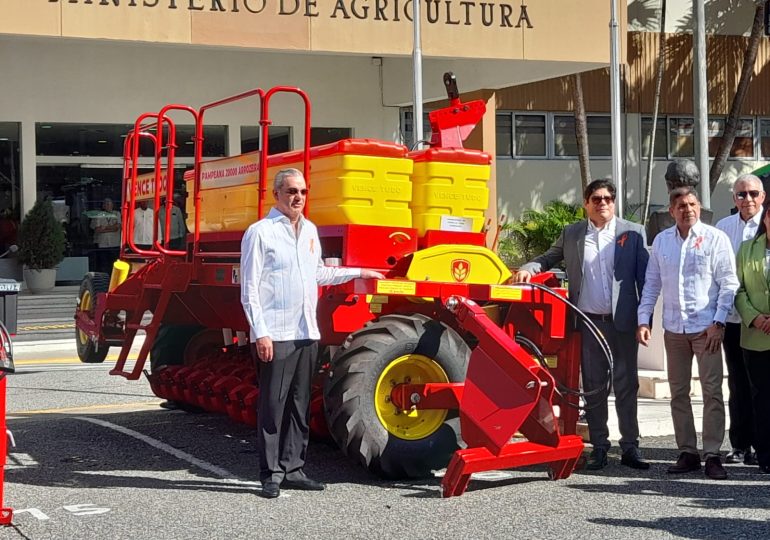 Abinader entrega maquinarias al Ministerio de Agricultura para mejorar la producción de arroz con inversión de 100 millones de pesos