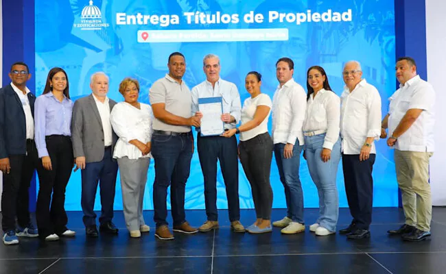 Presidente Abinader entrega 551 títulos de propiedad en Sabana Perdida, Santo Domingo Norte