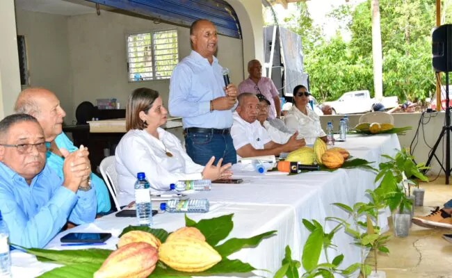 Ministerio de Agricultura entregó 10,000 plantas de cacao, 15 mil cepas de plátanos y otros recursos de siembra a productores de Hato Mayor