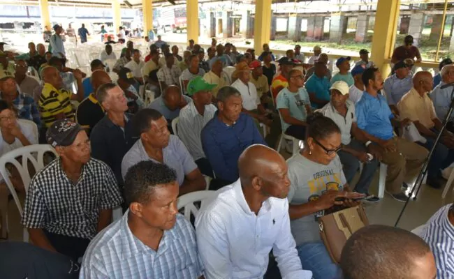 Funcionarios del Ministerio de Agricultura se reúnen con productores dé Yamasá para escuchar necesidades