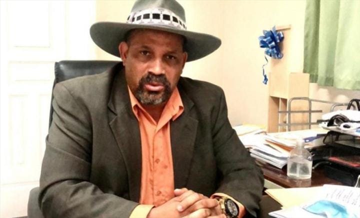 Alcalde Santiago Riveron impide que haitianos continúen bailando y tomando alcohol en negocio de Dajabón