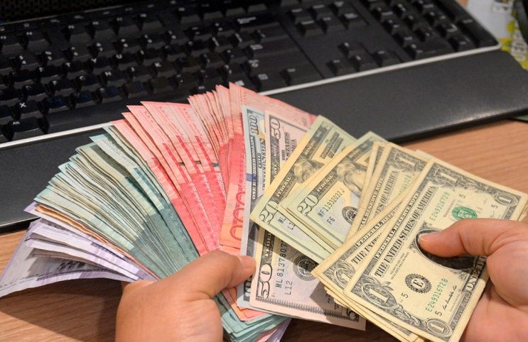 Dólar sigue en picada; bajó 36 centavos y era vendido $63.75