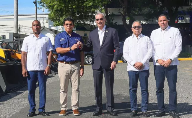 Con integración de 141 vehículos y maquinarias presidente Abinader y la CAASD ponen en marcha Plan de Zona, con el que la gente tendrá “más agua y menos averías”