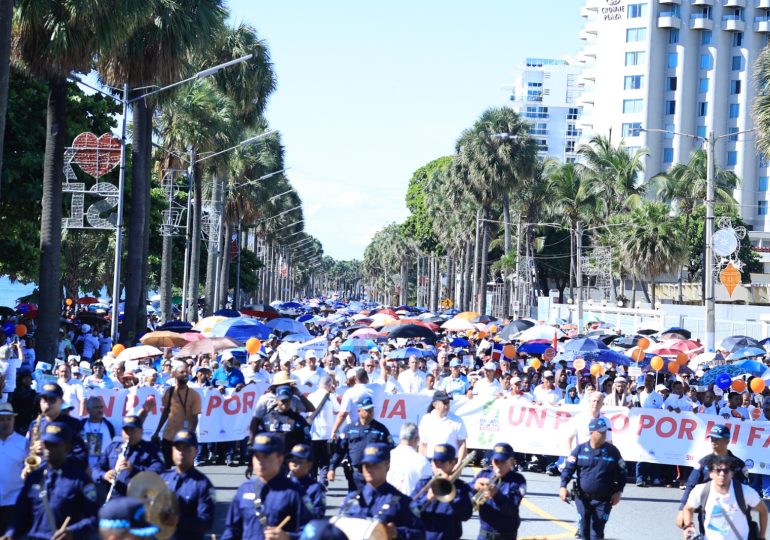 Miles de dominicanos caminaron por la familia y la esperanza en Santo Domingo