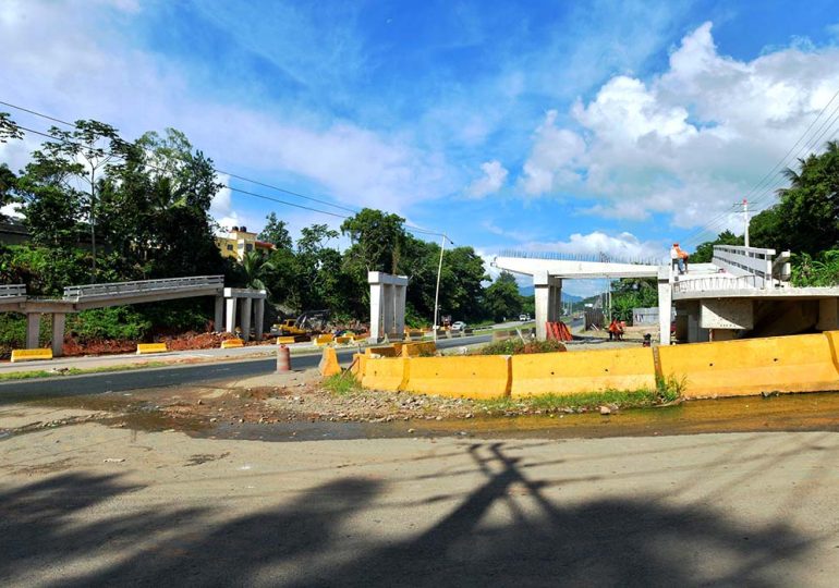 Obras Públicas instala las vigas centrales del nuevo puente peatonal y motorizado en Villa Altagracia