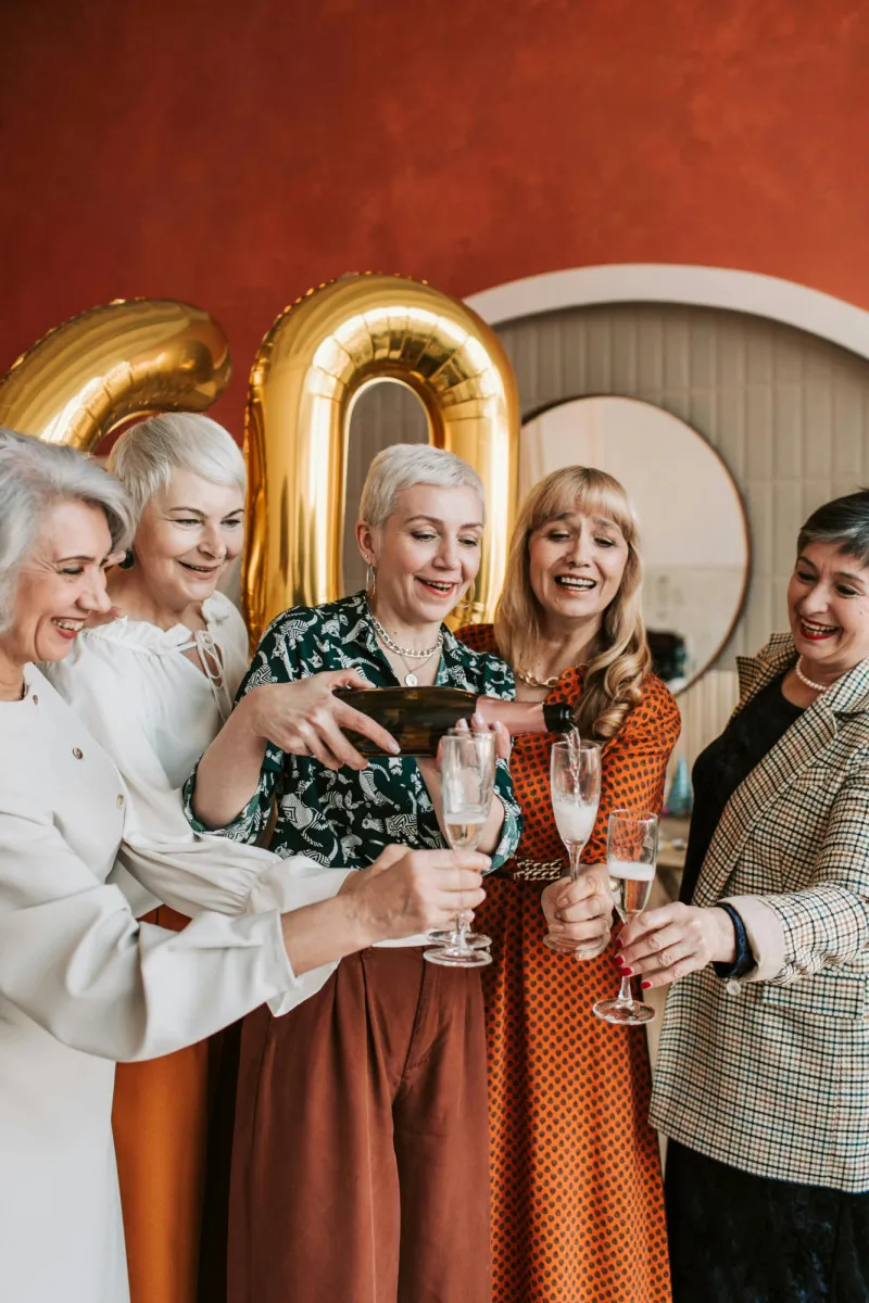 🥂 El arte del brindis: Evita estos gestos inapropiados para lucir impecable en tus celebraciones ✨