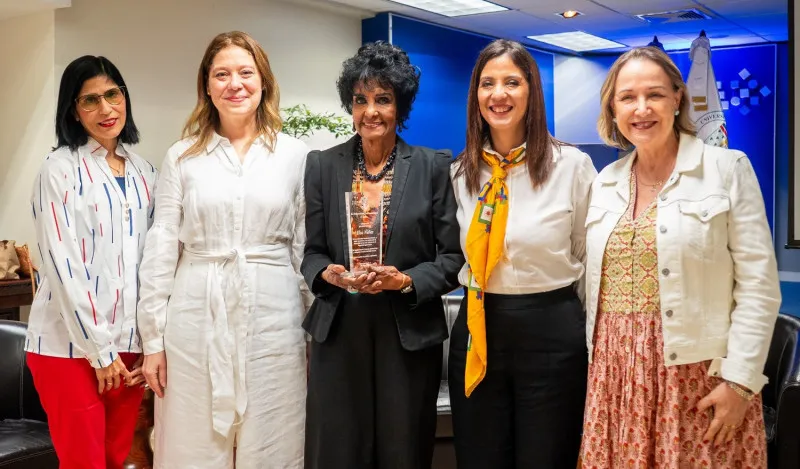 🎨 Diálogo interdisciplinario: UNIBE celebra panel sobre Artes y Humanidades y rinde homenaje a Elsa Núñez 🇩🇴✨