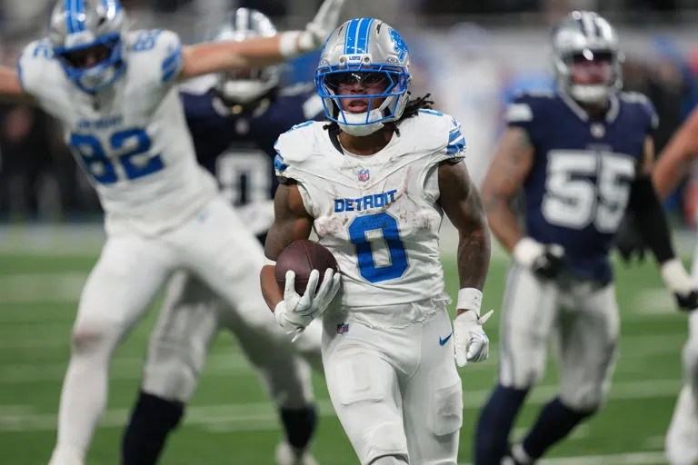 🏈 Detroit Lions 44 — Dallas Cowboys 30: Jahmyr Gibbs la rompió con tres anotaciones y reaviva su camino a playoffs
