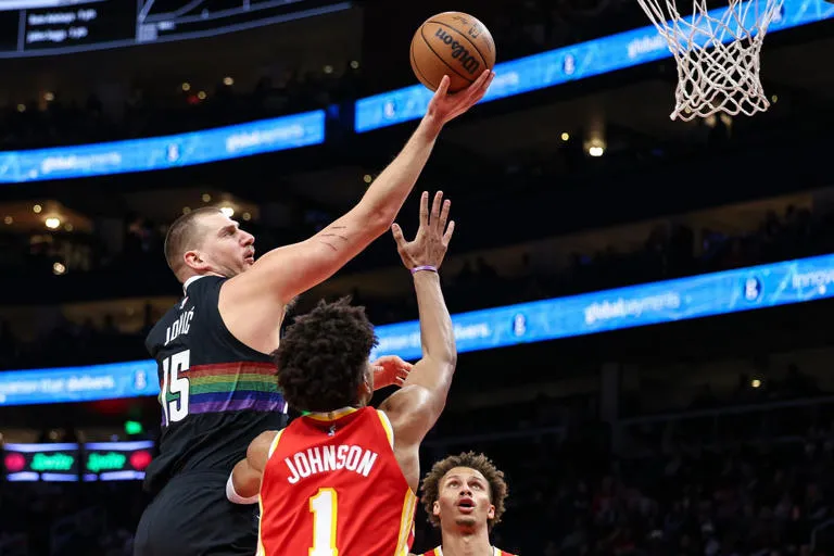 Nikola Jokić lidera remontada épica y los Nuggets vencen 134-133 a los Hawks 🔥