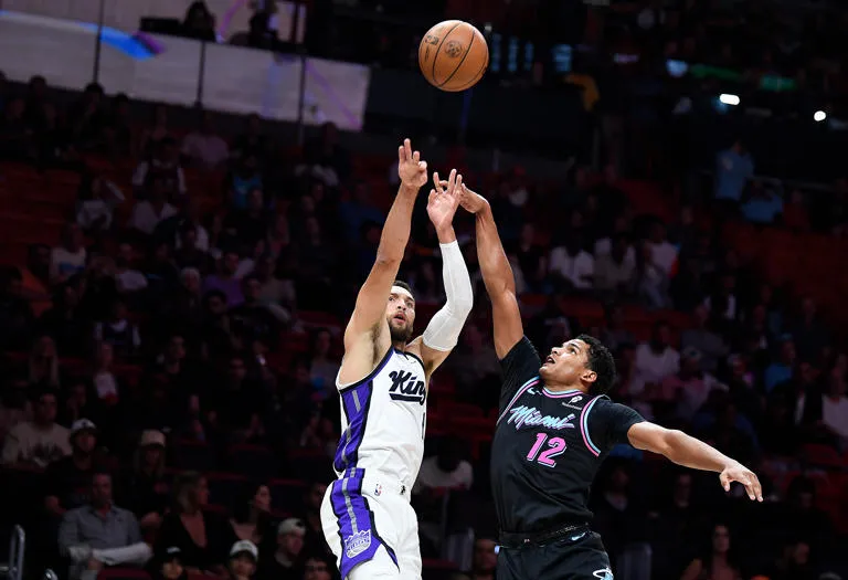 DeRozan y compañía: Kings rompen mala racha con triunfo 127–111 sobre el Heat tras 42 puntos de LaVine 🏀🔥