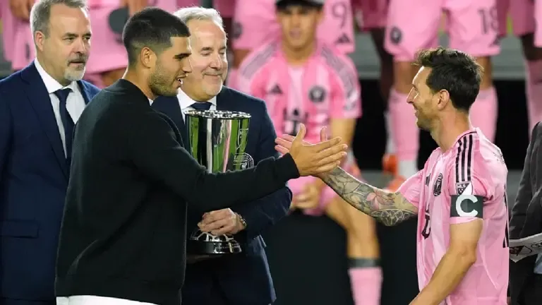 🎾 + ⚽️ Alcaraz y Messi: dos estrellas, una celebración – el tenista español entrega el trofeo a Inter Miami