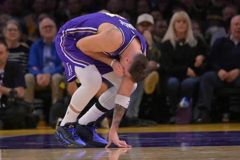 Lakers se despiden de la temporada con una dolorosa derrota