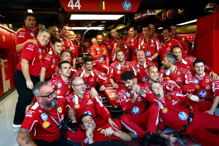 🏎️ El escudo de Maranello: Ferrari defiende a Lewis Hamilton y aclara sus recientes desplantes a la prensa 🇮🇹