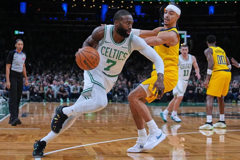 🏀 Dominio verde: Jaylen Brown brilla con 31 puntos en el triunfo de los Celtics ante los Pacers ☘️