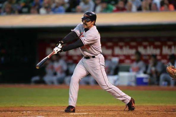 Aquí tienes el resumen sobre la selección de los mejores beisbolistas cubanos de la historia, redactado en 4 párrafos: ⚾ Orgullo de la isla: Publican la lista definitiva de los mejores peloteros cubanos de todos los tiempos 🇨🇺 Una nueva y exhaustiva selección publicada este 23 de diciembre de 2025 ha puesto fin a uno de los debates más apasionantes en el mundo del béisbol: quiénes son los mejores peloteros cubanos de la historia. La lista, que combina a leyendas de las Grandes Ligas (MLB) con figuras icónicas de las Series Nacionales y las Ligas Negras, busca rendir homenaje a la rica herencia de Cuba en el "deporte rey". El ranking no solo se basa en estadísticas frías como jonrones o promedio de bateo, sino también en el impacto cultural y el legado de resistencia que estos atletas dejaron en cada diamante que pisaron. En la cima de la selección destacan nombres inmortales como Martín Dihigo, considerado por muchos como el jugador más completo que jamás haya existido por su capacidad de brillar tanto como lanzador como bateador. Junto a él, figuras de la "vieja escuela" como Orestes "Minnie" Miñoso y Tony Oliva comparten espacio con estrellas contemporáneas que han dominado la MLB en las últimas décadas. La lista resalta cómo el talento cubano ha sido un pilar fundamental para la globalización del béisbol, superando barreras políticas y geográficas para demostrar que la isla es una cantera inagotable de talento. [Imagen de un mural en La Habana que retrata a varios de los peloteros históricos cubanos con bates y guantes, bajo el cielo caribeño] El artículo también dedica un espacio especial a los "monstruos" de las Series Nacionales, aquellos que, a pesar de no haber jugado de forma masiva en el sistema profesional estadounidense, dejaron registros astronómicos en Cuba. Figuras como Omar Linares y Antonio Muñoz son recordados por su poderío y técnica, reafirmando que el nivel del béisbol cubano ha sido históricamente de clase mundial. Esta inclusión busca unificar las dos orillas del béisbol cubano, reconociendo que la grandeza no depende exclusivamente del escenario, sino de la maestría demostrada en el juego. Finalmente, este recuento sirve como puente hacia 2026, año en que se esperan nuevos hitos para la armada cubana en las Grandes Ligas con figuras como Yordan Álvarez y Randy Arozarena continuando el legado. La publicación de esta lista ha generado una ola de nostalgia y orgullo entre los aficionados, quienes ven en estos peloteros un reflejo de la identidad nacional. Más allá de los números, la selección reafirma que Cuba sigue siendo el corazón palpitante del béisbol en el Caribe, con una historia que se sigue escribiendo con cada nuevo prospecto que sueña con emular a sus ídolos.