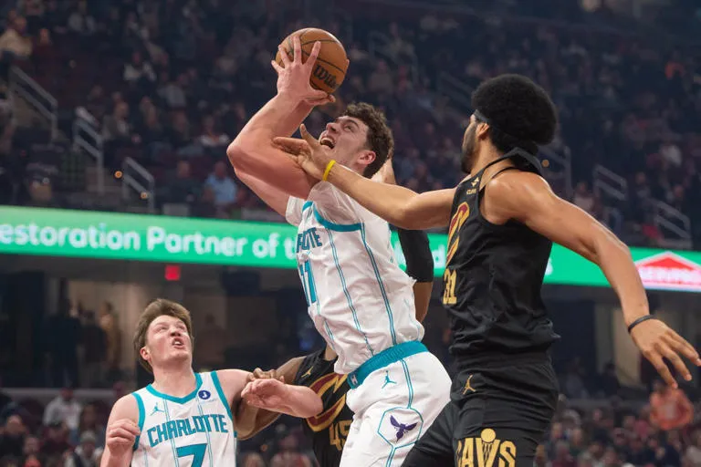 Knueppel y Miller lideran a los Hornets con autoridad ante los Cavaliers