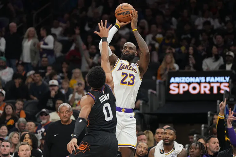 LeBron decide desde la línea y rescata a los Lakers tras sufrir ante los Suns