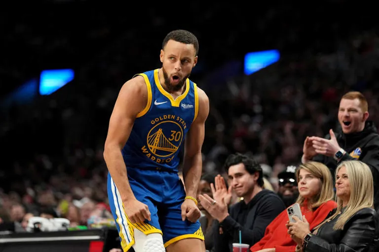STEPH CURRY SUPERA A MICHAEL JORDAN CON UN RÉCORD HISTÓRICO EN LA NBA 🏀🔥
