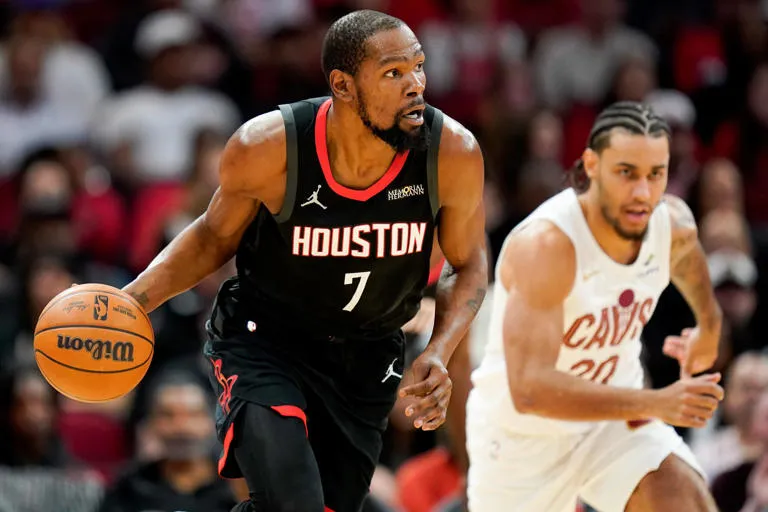 馃殌 Exhibici贸n en Houston: Kevin Durant anota 30 puntos y lidera la paliza de los Rockets sobre los Cavaliers 馃弨馃敟
