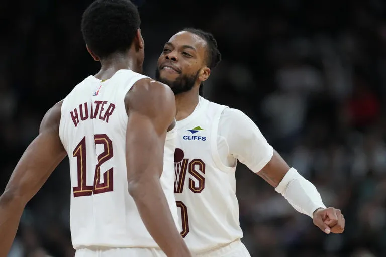 DOMINIO EN LA PINTURA: JARRETT ALLEN OPACA A WEMBANYAMA Y LIDERA EL TRIUNFO DE LOS CAVS ANTE SPURS