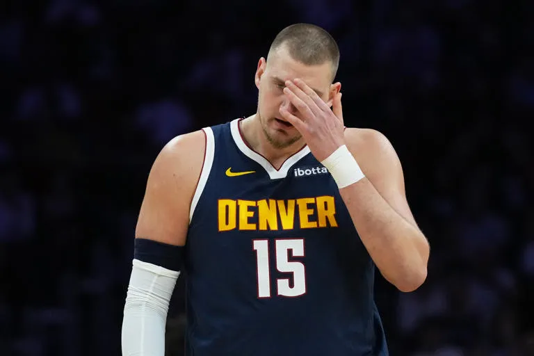 ALARMA EN DENVER: NIKOLA JOKIC SUFRE LESIÓN DE RODILLA Y ABANDONA EL DUELO ANTE MIAMI