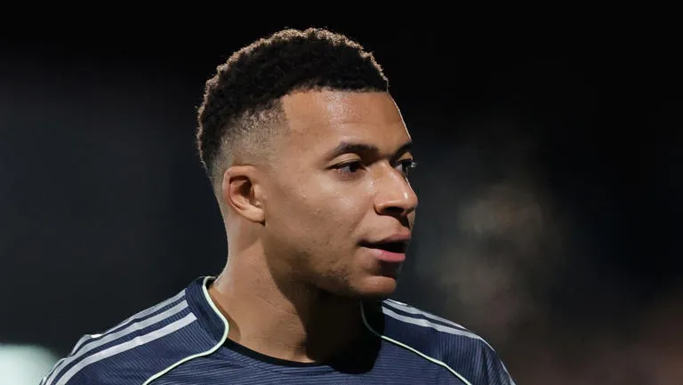 UN REGALO DE LUJO Y UN FINAL AMARGO: EL RELOJ DE KYLIAN MBAPPÉ QUE LE COSTÓ LA PLACA A UN POLICÍA FRANCÉS