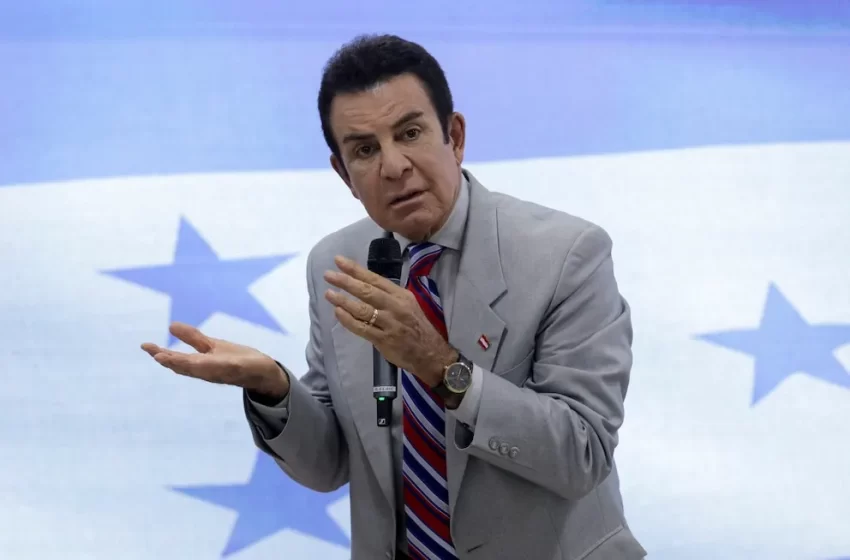 Nasralla asegura que su partido va ganando mientras sigue el conteo en Honduras 🇭🇳⚖️ Salvador Nasralla afirmó que su formación política está ganando las elecciones presidenciales en Honduras, basándose en un conteo interno que —según él— favorece al Partido Liberal de Honduras (PLH), pese al reprocesamiento oficial que otorga por ahora una leve ventaja a su rival. EFE Noticias +1 Desde la sede del PLH en Tegucigalpa, Nasralla aseguró que aún faltan actas por ingresar al sistema oficial, muchas de ellas de departamentos tradicionalmente favorables al PLH. Por eso, según él, los resultados definitivos revertirán el liderazgo actual. SWI swissinfo.ch +1 Con casi 90 % de las mesas escrutadas, los datos oficiales del Consejo Nacional Electoral (CNE) sitúan al candidato conservador Nasry Asfura —de Partido Nacional de Honduras (PNH) — al frente, con una diferencia de varios miles de votos. EFE Noticias +2 infobae +2 Nasralla desestimó esos resultados preliminares y denunció que algunos votos atribuidos al Partido Liberal habrían sido asignados erróneamente a su rival. Aseguró que, una vez que se incluyan todas las actas pendientes, su partido volverá a la punta. EFE Noticias +1 La declaración del líder liberal ocurre en medio de un lento y tenso escrutinio que ha generado reclamos y exigencias de transparencia, ante denuncias de irregularidades técnicas en la transmisión de resultados. infobae +2 La Jornada +2 Nasralla insistió en que el país merece una respuesta rápida del CNE: pidió celeridad en la incorporación de las actas faltantes y advirtió que la paciencia ciudadana comienza a agotarse. EFE Noticias +1 Mientras tanto, sectores observadores llaman a la calma y a esperar la definición oficial antes de proclamar vencedores, ya que la diferencia entre los dos principales candidatos permanece muy estrecha. infobae +2 infobae +2 Por ahora, Honduras vive su jornada más reñida: la decisión final depende de los votos que aún están por contarse. Las próximas horas serán claves para definir quién será el nuevo presidente.