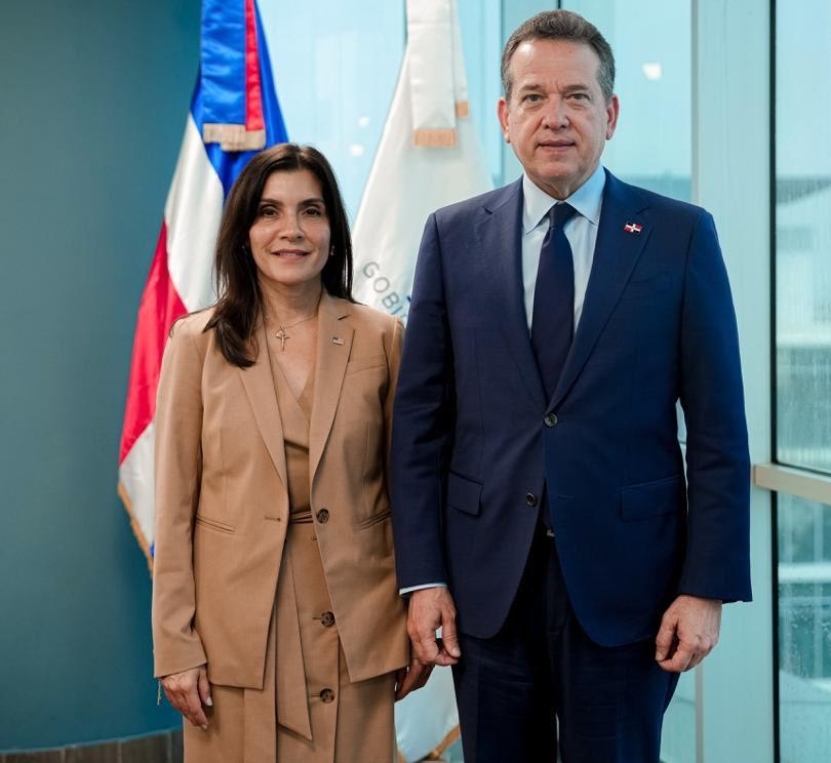 Bisonó y la embajadora estadounidense discuten asuntos de la agenda entre ambos países.