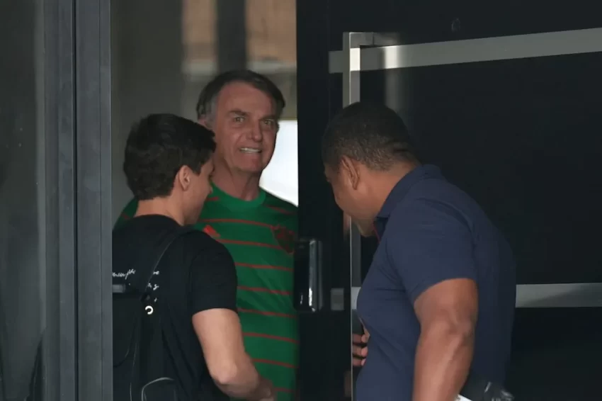 UN JUEZ DE LA CORTE SUPREMA AUTORIZA LA SALIDA DE LA CÁRCEL DE JAIR BOLSONARO PARA UNA CIRUGÍA 🏛️⚕️