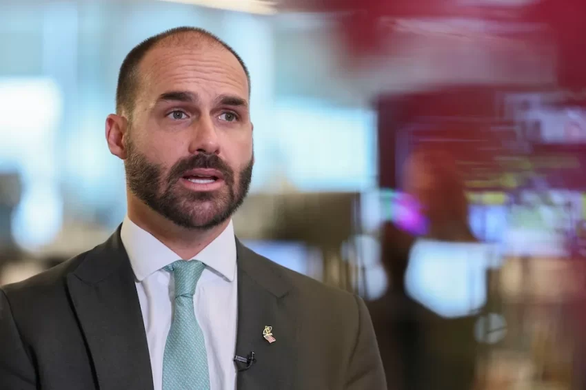 BRASIL DESTITUYE AL HIJO DE BOLSONARO Y AL EXJEFE DE INTELIGENCIA DE SUS CARGOS 🇧🇷⚖️