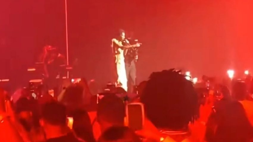 "¡Celebremos! ": El 'Noé' de África asombra en un espectáculo de rap tras desistir de su predicción.