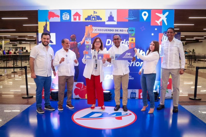 Reciben cientos de dominicanos con merengue “Volvió Juanita”