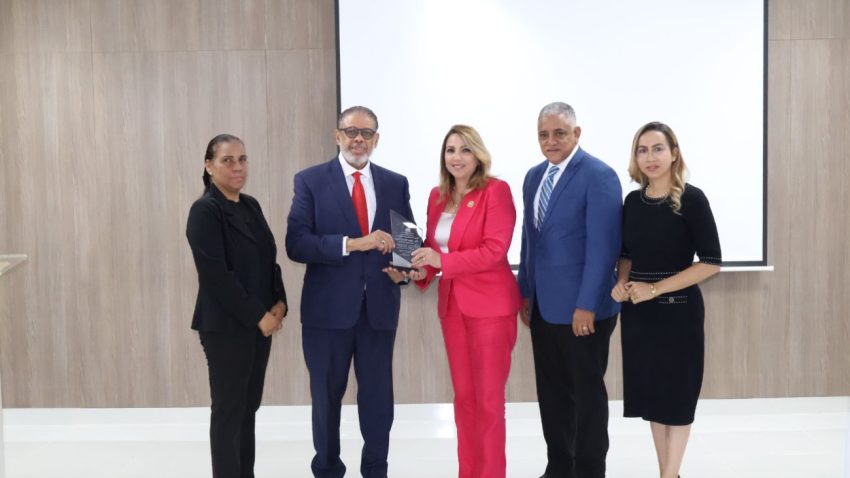 El Gobierno reconoce a la arqueóloga Kathleen Martínez por su destacada labor en Egipto