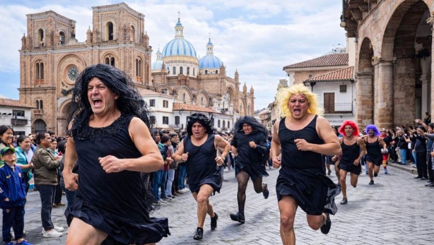 Feria de años viejos y carrera de viudas: así despide Quito el 2025