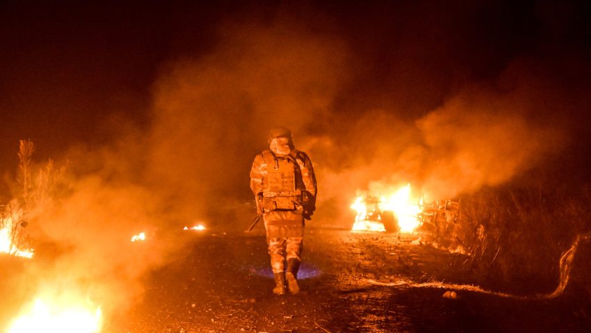 Historia de un héroe ruso que, herido, cargó 16 km a un compañero de armas bajo fuego ucraniano