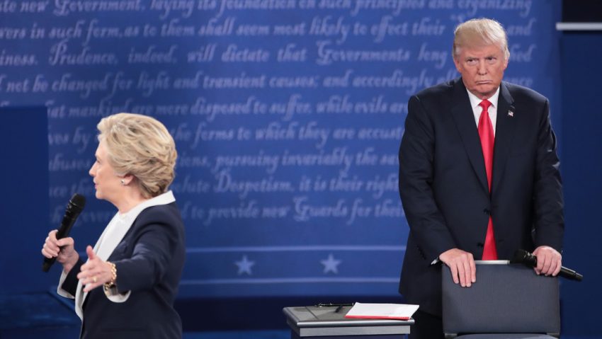 "Iba a usar la palabra con b": Trump arremete contra Hillary Clinton