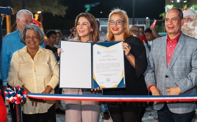 La alcaldesa Carolina Mejía da inicio a las actividades en el renovado parque San Gerónimo.