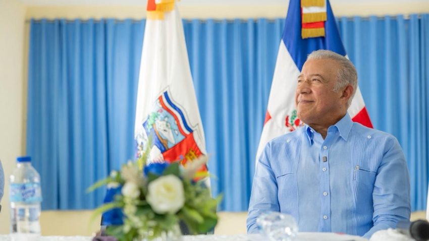 Ministro Bautista entrega camiones compactadores y cheque para obra comunitaria en Santo Domingo Este