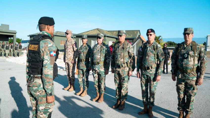 Ministro de Defensa recorre unidades del ejército en la zona fronteriza y lleva mensaje de reconocimiento y felicitación navideña en nombre del presidente de la República
