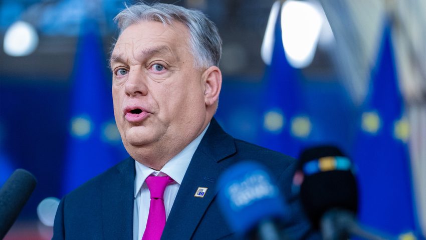 Orbán habla de los activos rusos mientras esquiva golpes de micrófonos